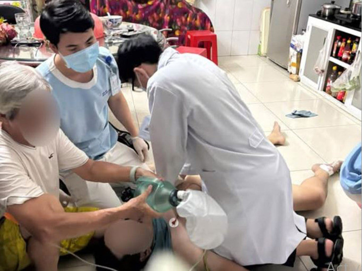 Các bác sĩ nỗ lực cấp cứu cho bệnh nhân. Ảnh: BSCC.