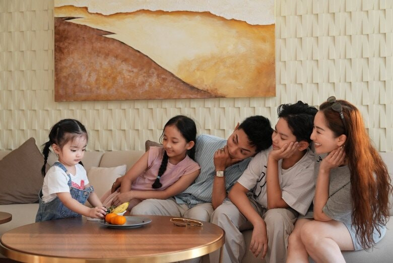 Ánh mắt cưng chiều của vợ chồng Khánh Thi - Phan Hiển, cùng với Kubi và Anna dành cho bé Lisa.