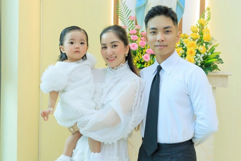 Khánh Thi sinh con thứ 3 khi đã ở tuổi ngoài 40, được ông xã cưng chiều hết mực.