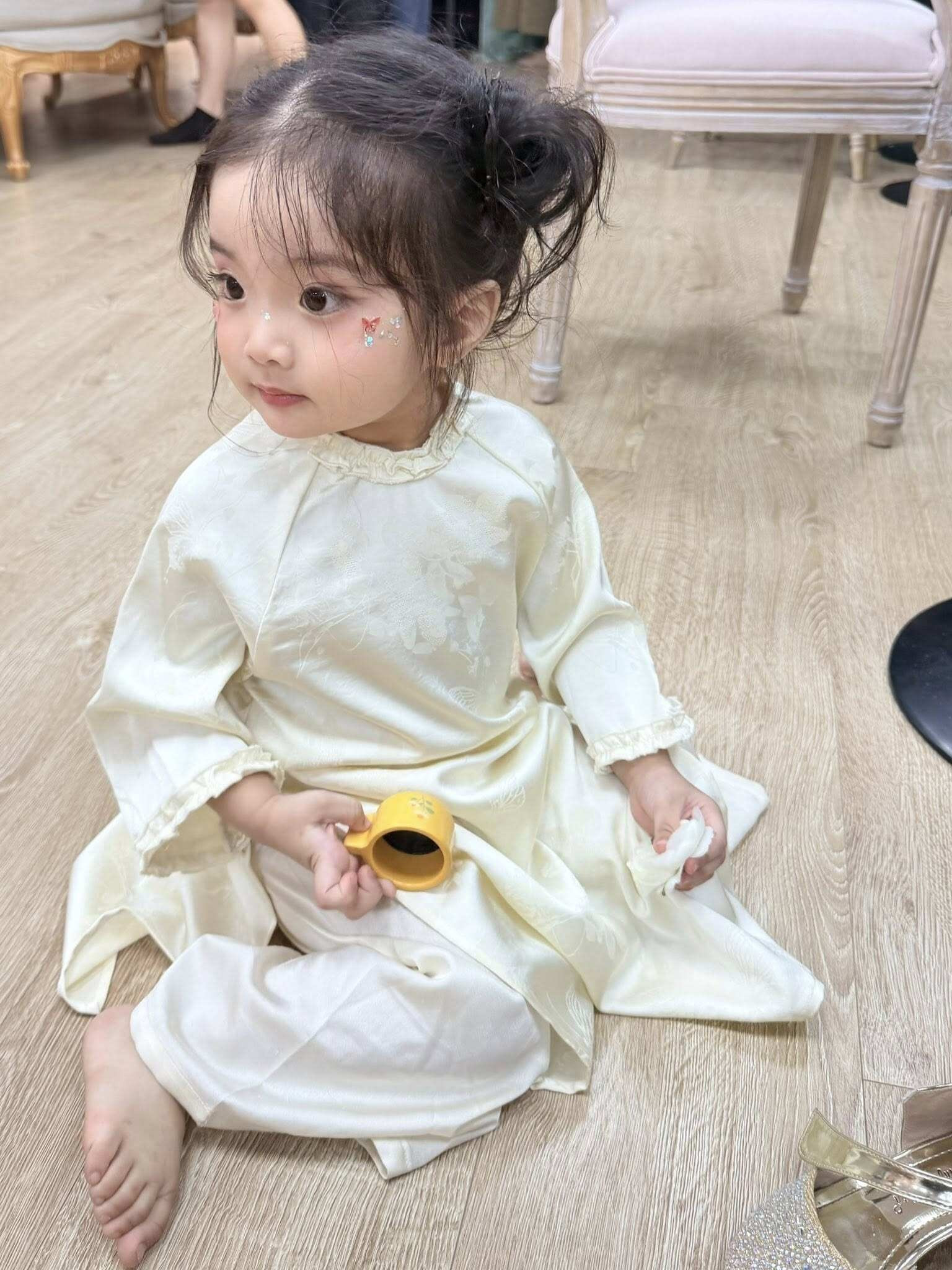 Con gái út của Khánh Thi và Phan Hiển được khen ngợi xinh xắn như búp bê.
