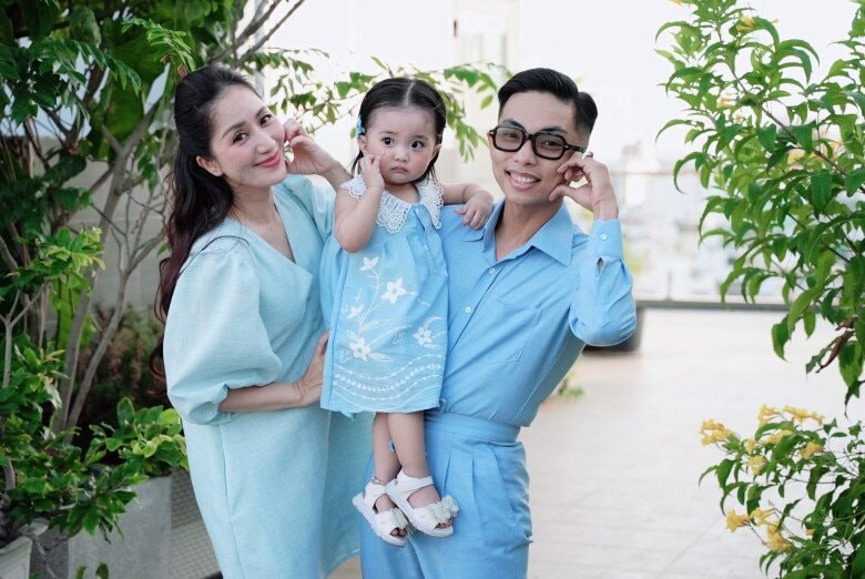 Bé Lisa được nhận xét như bản sao của Phan Hiển, được cả nhà yêu thương hết mực.
