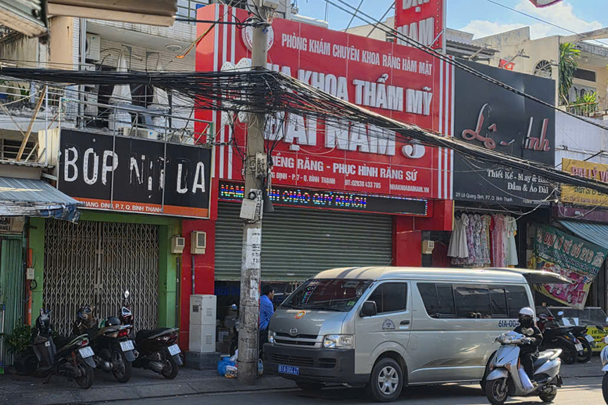 Công an xuất hiện tại hệ thống phòng khám nha khoa trong 'vụ ly hôn 1.200 tỷ đồng'