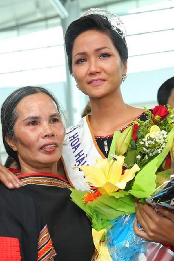 Bà HNgơn Niê, mẹ ruột Hoa hậu HHen Niê, gắn bó với nương rẫy tại Đắk Lắk.