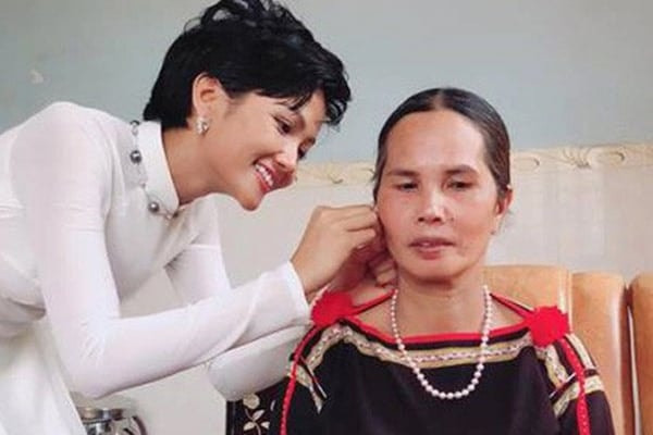 Hoa hậu HHen Niê chăm sóc mẹ ruột ở tuổi xế chiều.