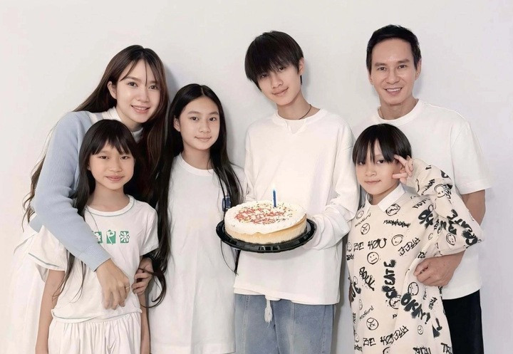 Nhiều năm qua, Lý Hải và Minh Hà là một trong những gia đình được nhiều khán giả yêu thích trong showbiz Việt. Không thường xuyên thể hiện tình cảm trước truyền thông, cả hai chọn cách đồng hành âm thầm trong công việc lẫn cuộc sống thường ngày.