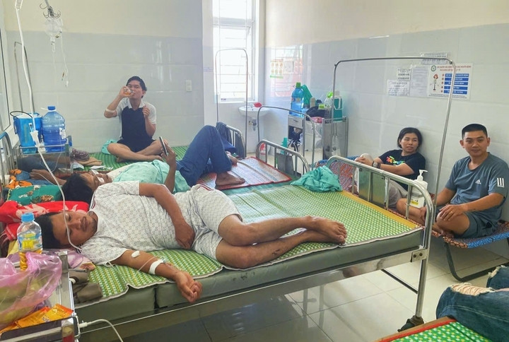 Các bệnh nhân bị ngộ độc đang điều trị tại Khoa truyền nhiễm. (Ảnh: Trần Hóa)