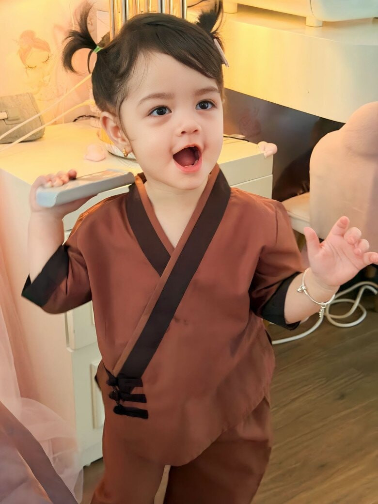Con gái nhỏ của Nhật Kim Anh diện đồ lam đáng yêu