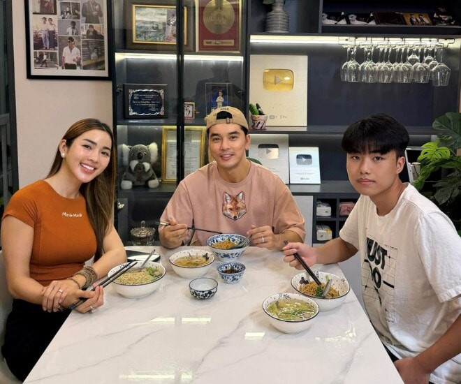 Bà xã Ưng Hoàng Phúc khoe con trai cao lớn, nay ra đường bị nhầm lẫn là 2 chị em.