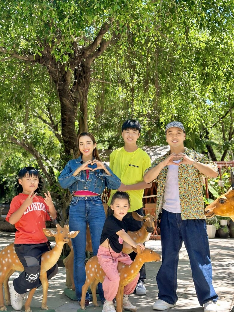 Gia đình hạnh phúc của Ưng Hoàng Phúc và Kim Cương.