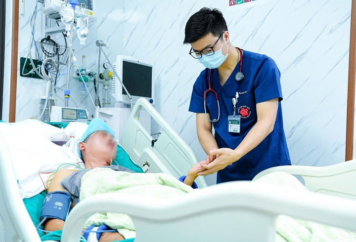 BSCKII. Nguyễn Tiến Dũng - Phó Giám đốc Trung tâm Đột quỵ thăm khám cho người bệnh điều trị tại Trung tâm