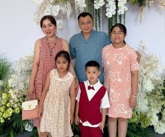Gia đình NSND Tự Long tham gia buổi biểu diễn của con trai út.