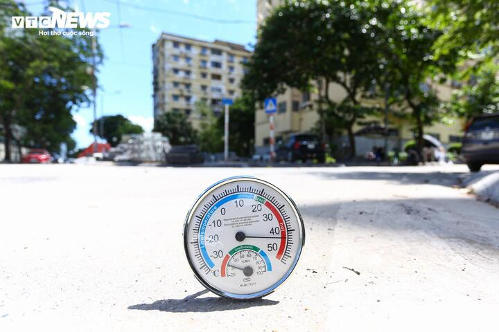 Ghi nhận của PV Báo Điện tử VTC News ngày 25/5, nhiệt độ cảm nhận ngoài trời nhiều thời điểm lên tới 43-45 độ C. Dưới tác động hấp thụ nhiệt từ mặt đường nhựa và bê tông, nhiều khu vực tại Hà Nội nóng hầm hập như “lò nung”.