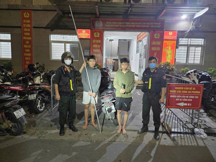 Hai trong số 4 thanh niên tại cơ quan công an.