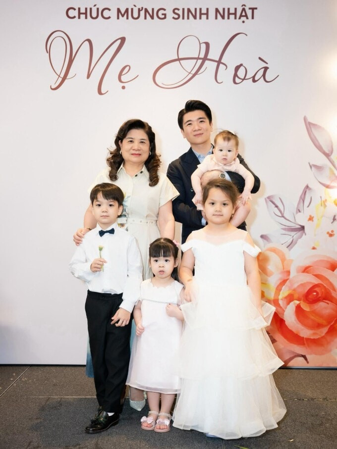 Bé TiTi chụp ảnh cùng bà nội và bác Đỗ Quang Vinh.