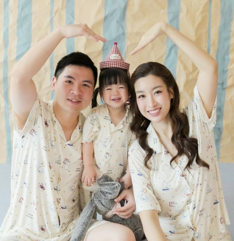 Bé TiTi là con đầu lòng của Hoa hậu Đỗ Mỹ Linh và doanh nhân Đỗ Vinh Quang.