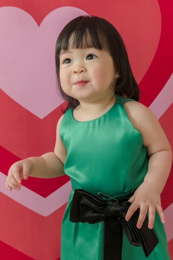 Cô bé được nhận xét là bản sao của bố và bà nội.