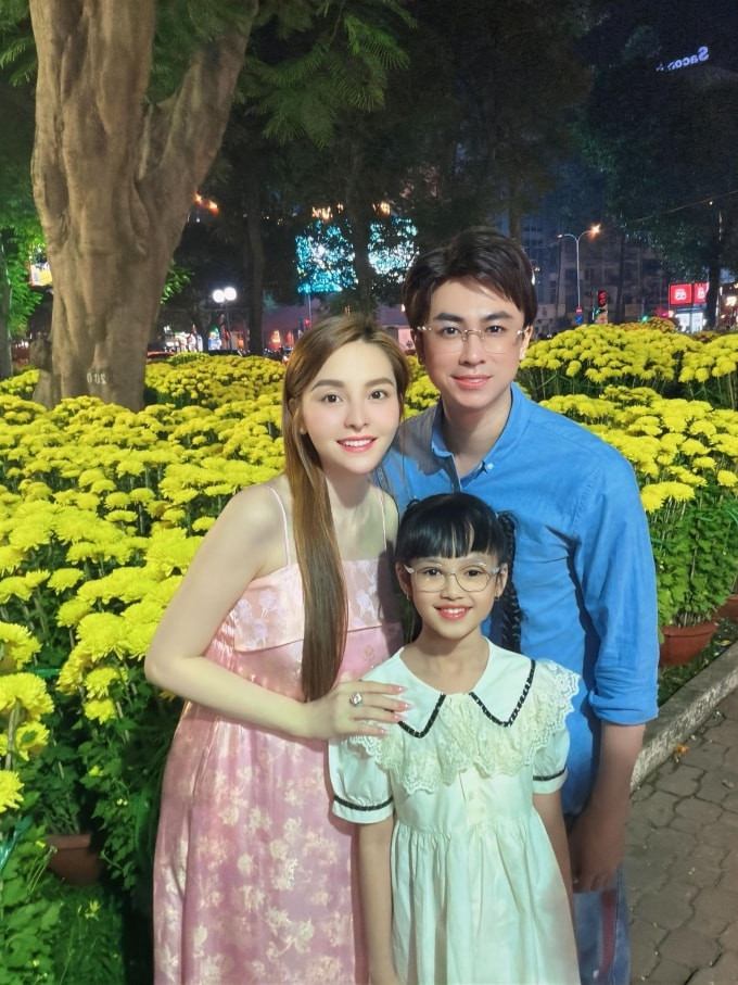 Hồ Việt Trung cùng bạn gái và con gái Xí Muội.