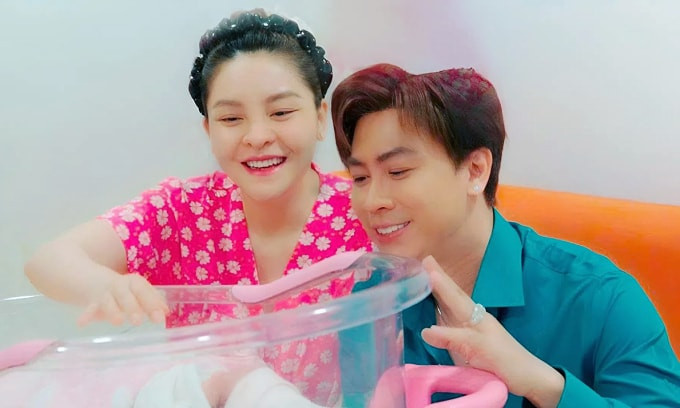 Ca sĩ Hồ Việt Trung và bạn gái Saka Trương Tuyền hạnh phúc đón con gái.