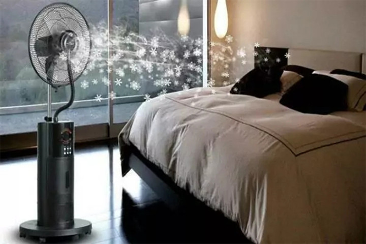 Quạt hơi nước có thể gây ẩm chăn ga, tường, đồ gỗ nếu dùng lâu trong phòng kín.
