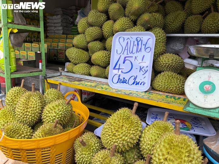 Sầu riêng loại B thường có giá dưới 50.000 đồng/kg tại nhiều cửa hàng ở TP.HCM.