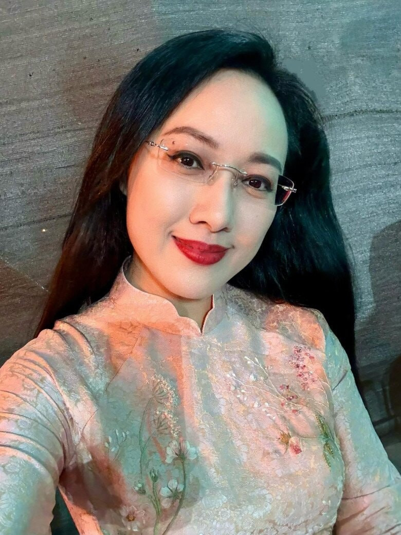 BTV Hoài Anh rạng rỡ khi làm việc
