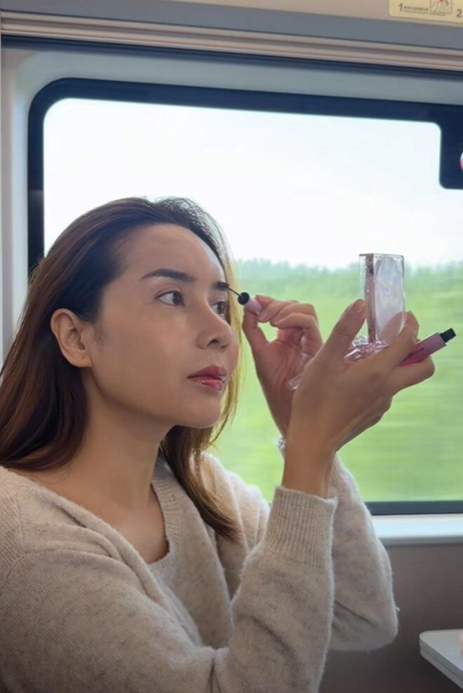 Ca sĩ Lưu Hương Giang tự tay trang điểm, chăm sóc nhan sắc trên một chuyến tàu hành trình.