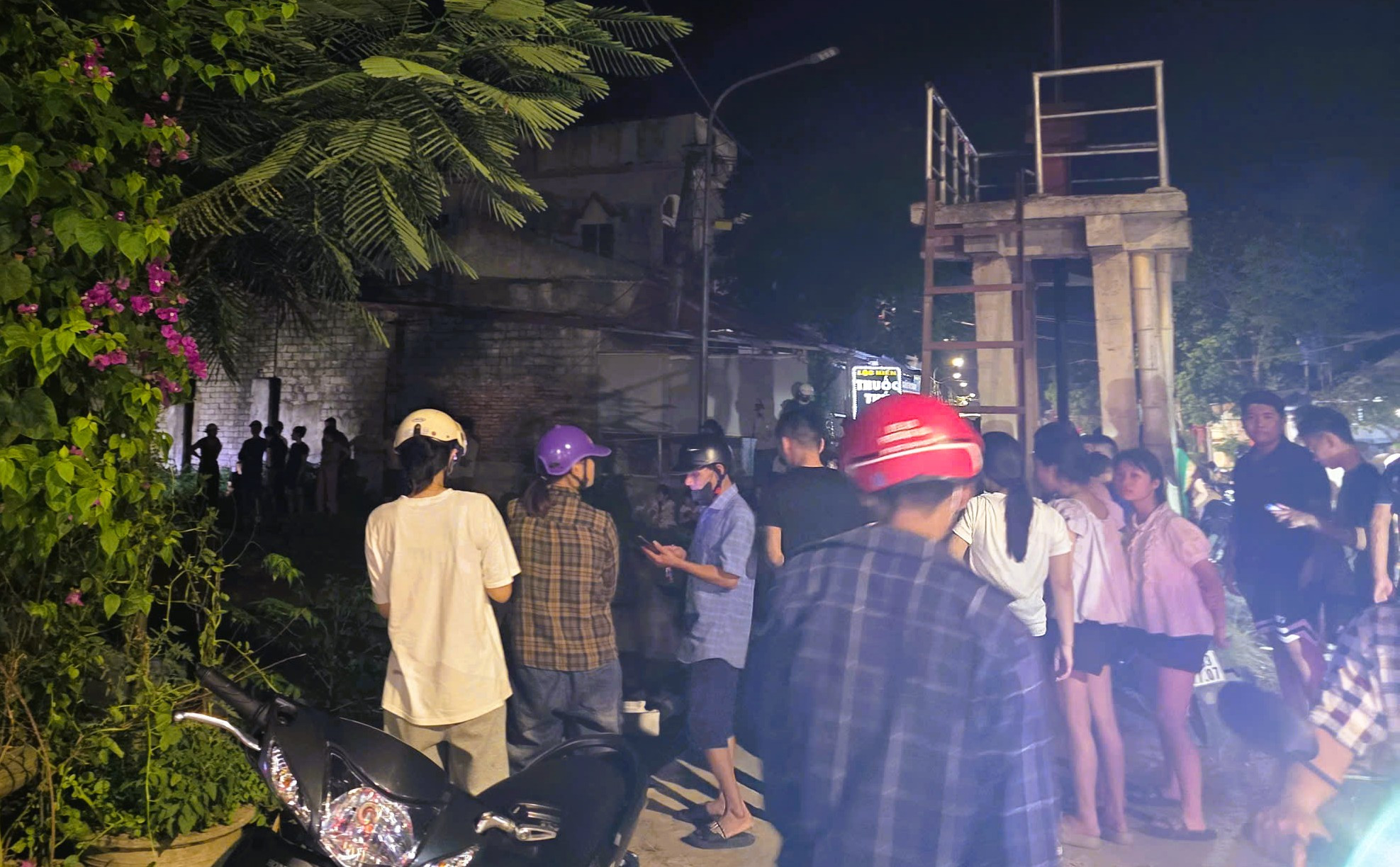 Phát hiện thi thể bé gái 8 tuổi trôi trên kênh插图 Phát hiện thi thể bé gái 8 tuổi trôi trên dòng kênh - Ảnh 1.