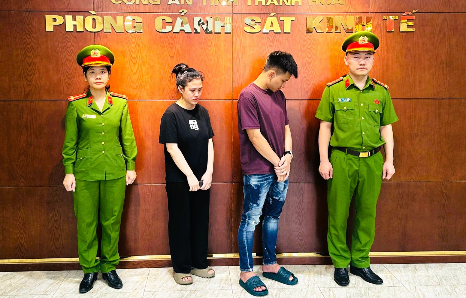Khởi tố 2 bị can bán hàng giả mạo trị giá hơn 30 tỉ đồng - Ảnh 1.