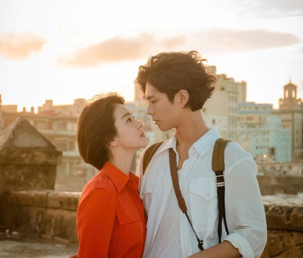 Phía sau hình ảnh lạnh lùng trên màn ảnh của mỹ nhân Hậu duệ Mặt trời - Ảnh 2.