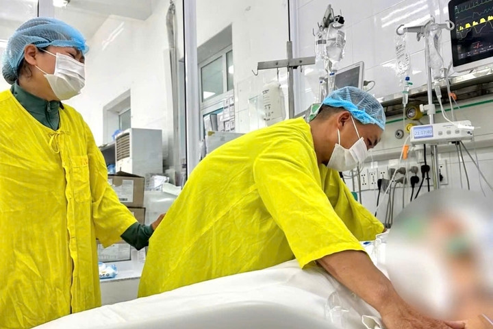 Gia đình nghẹn ngào tiễn con gái lần cuối.