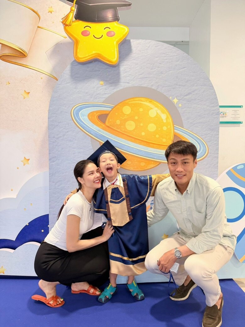 Mạc Hồng Quân và Kỳ Hân tại lễ tốt nghiệp mầm non của con trai.