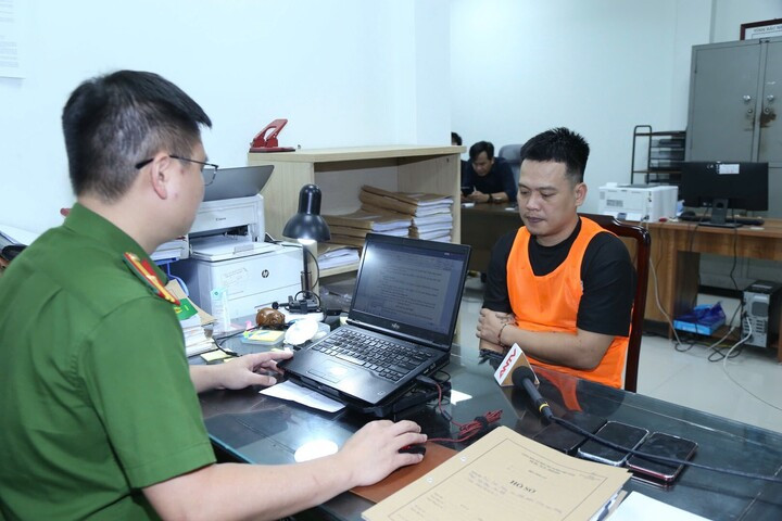 Cơ quan Cảnh sát điều tra Công an tỉnh Bắc Ninh làm việc với đối tượng trong vụ án.