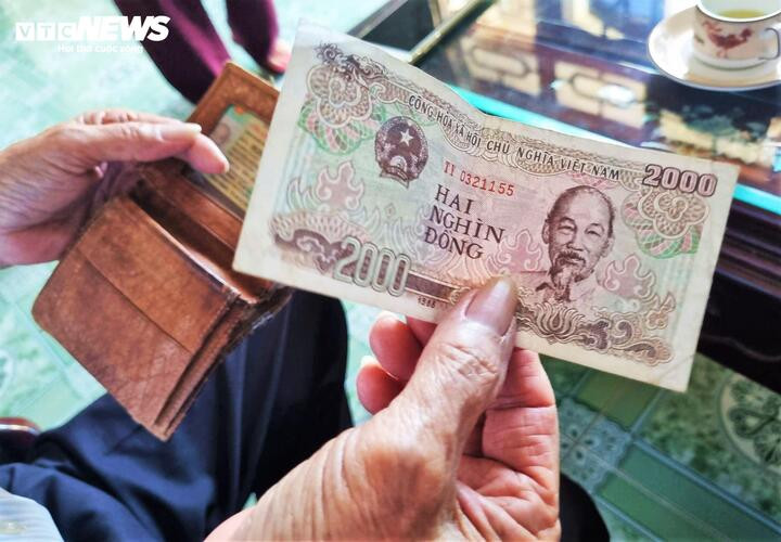 Các hộ dân trú tổ dân phố Hiếu An, phường Bình Định, Gia Lai vừa nhận được số tiền hỗ trợ hơn 2.000 đồng.