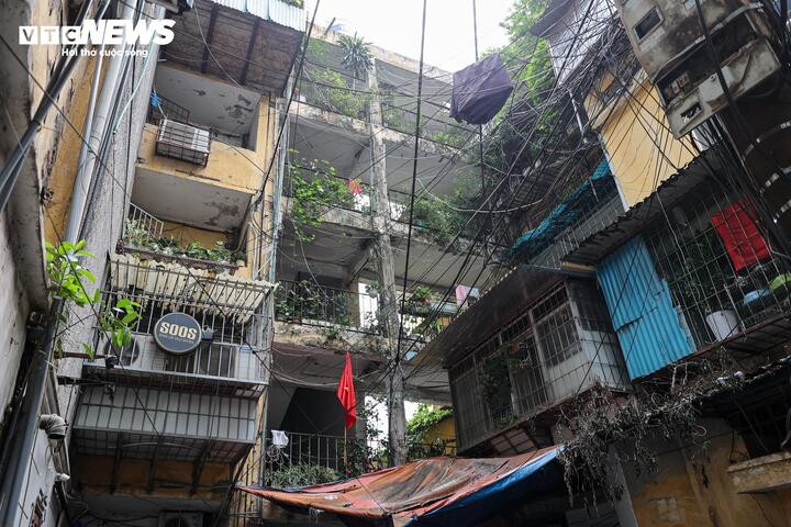 Sau hơn bốn thập kỷ, nhiều hạng mục tại khu tập thể đã xuống cấp nghiêm trọng, đặt ra yêu cầu cấp bách phải cải tạo, xây dựng lại.