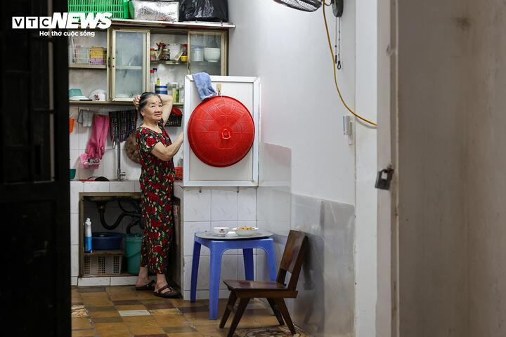 Bà Lợi (cư dân tòa A10, phòng 101) đã sinh sống tại đây gần 30 năm, căn hộ phải sửa chữa 4 - 5 lần. “Trước kia nhà xuống cấp nặng, dột nát, ẩm thấp, khi ngủ tôi còn phải đeo khẩu trang để tránh bụi vữa, nước bẩn rơi xuống. Gần đây nghe thông tin sẽ phá dỡ, xây dựng lại, tôi rất mừng nhưng chưa rõ bao giờ mới triển khai”, bà nói.