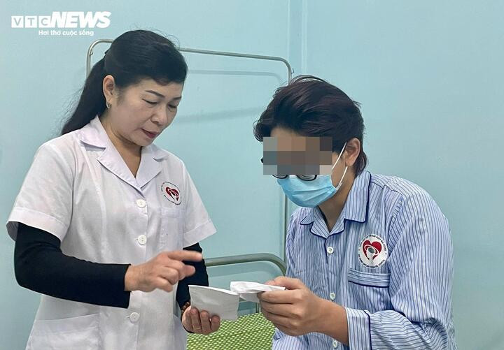 Bác sĩ Thu hướng dẫn người bệnh sử dụng thuốc điều trị rối loạn tâm thần. (Ảnh: Như Loan)