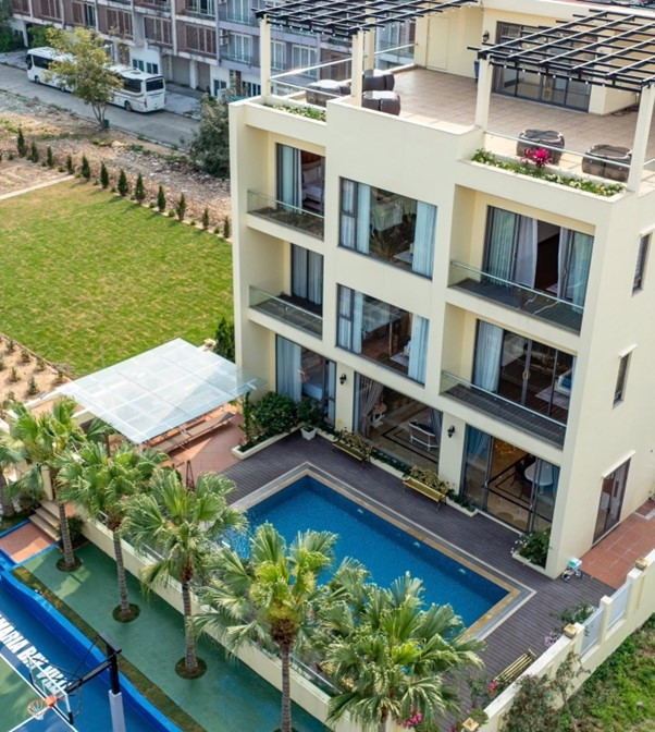 Nữ NSƯT là Phó giáo sư, khoe nhan sắc