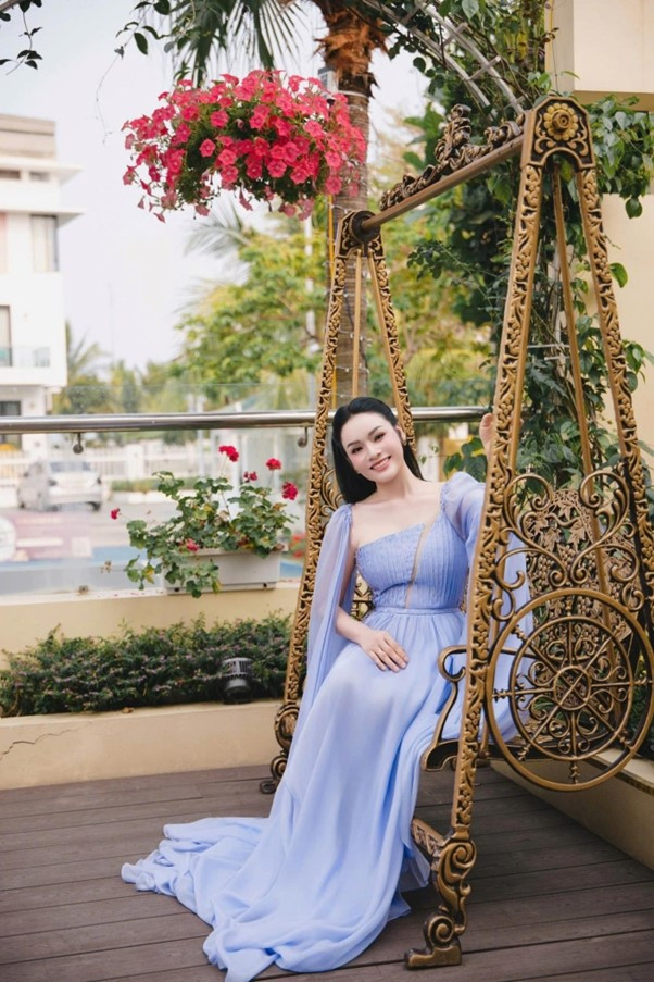 Nữ NSƯT là Phó giáo sư, khoe nhan sắc