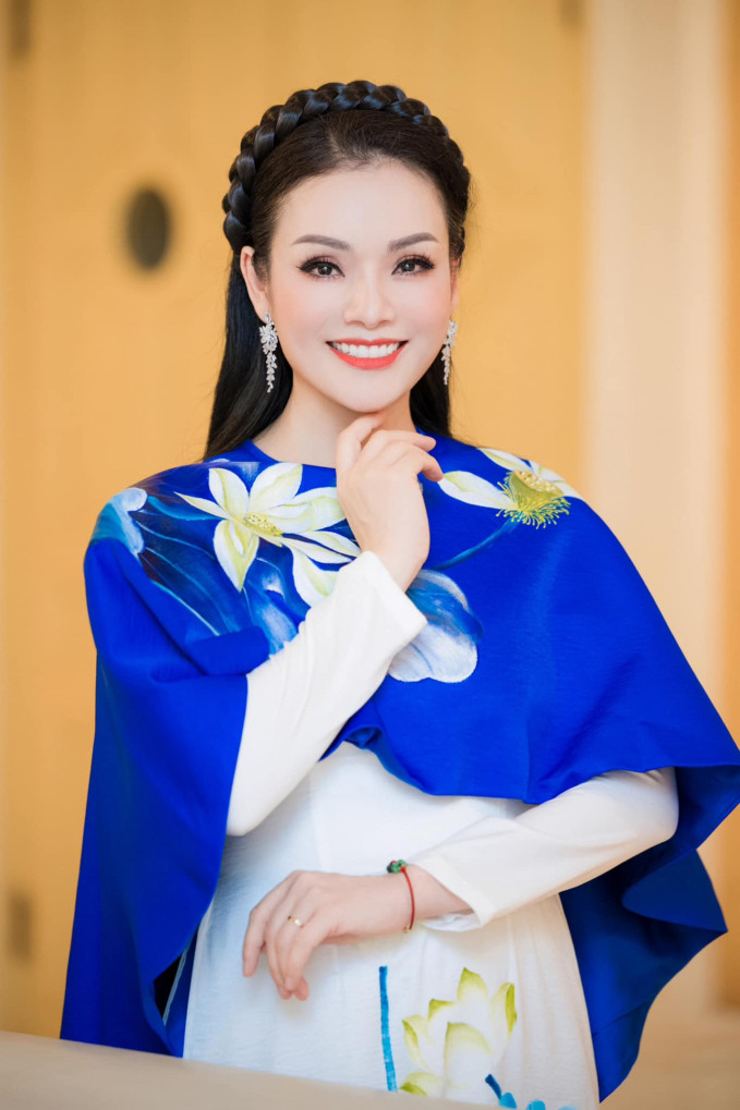 Nữ NSƯT là Phó giáo sư, khoe nhan sắc