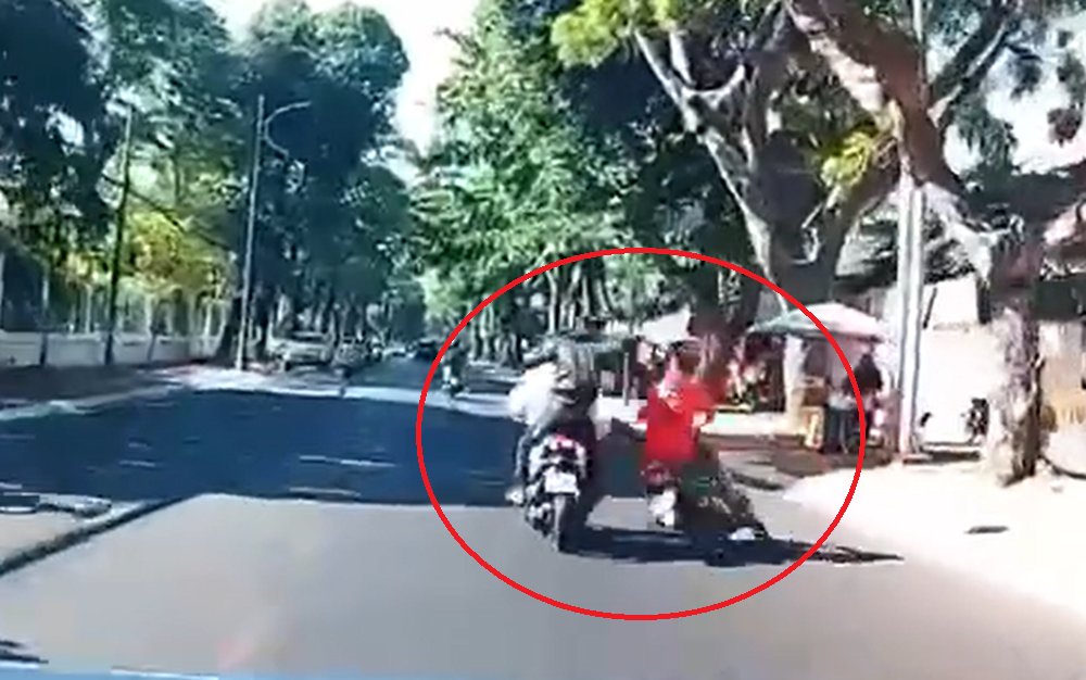 Xác minh vụ nam thanh niên đang chạy xe bị tấn công bằng mũ bảo hiểm gây phẫn nộ插图 Xác minh vụ thanh niên đang chạy xe bị tấn công bằng mũ bảo hiểm, ngã giữa đường.png