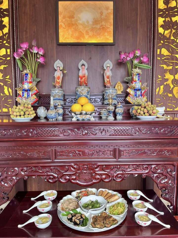 Việc cúng lễ Phật đản tại nhà cần thể hiện sự trang trọng và tôn kính, các gia đình cần lưu ý chuẩn bị mâm lễ cúng chỉn chu. (Ảnh: Nguyễn Bích Phượng)