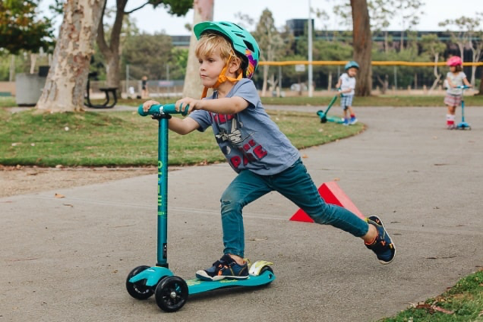 Với chiếc xe Scooter, các bé được thỏa thích vui chơi năng động ngoài trời. (Ảnh: iStock)