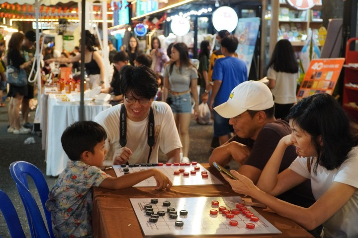 Những đồ chơi boardgame giúp trẻ kết nối với cha mẹ. (Ảnh: Đường sách TP.HCM)