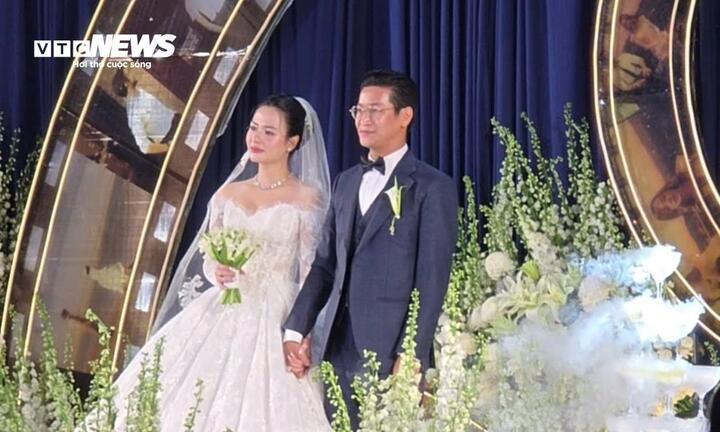 Mỹ nhân phim giờ vàng Việt Hoa rưng rưng trong lễ cưới ở Hà Nội.