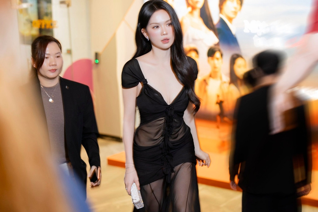 Ngọc Trinh khẳng định đẳng cấp nữ hoàng nội y qua loạt ảnh khoe trọn lưng trần gợi cảm插图2 ngoc trinh 3.jpg