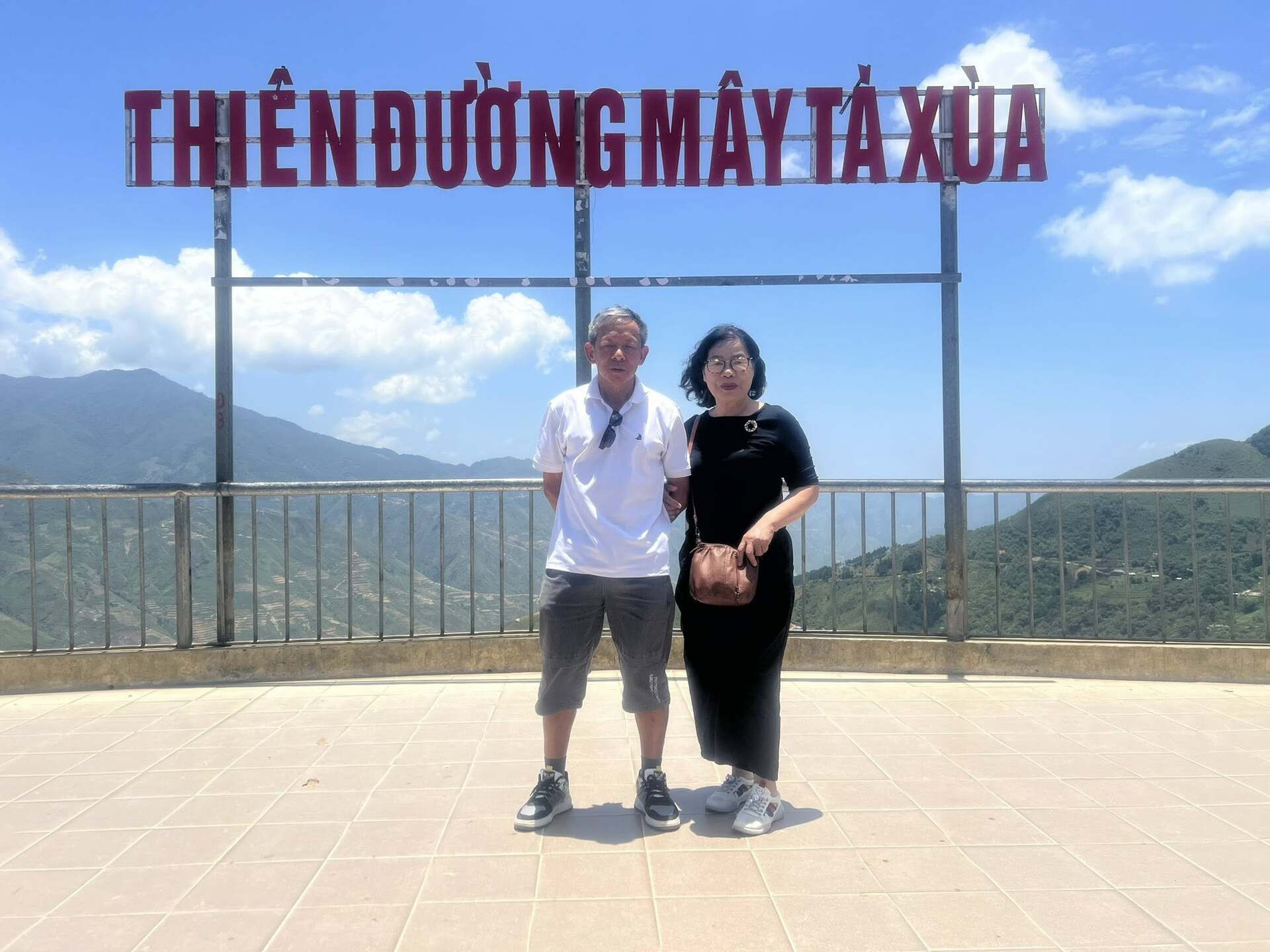 thầy giáo xuyên việt.jpg