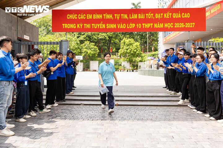 Là một trong những thí sinh đầu tiên rời điểm thi Trường THCS Chu Văn An, em Trần Ngọc Bảo Yến, học sinh Trường THCS Xuân La, cho biết khá hài lòng với bài làm và tự tin có thể đạt khoảng 7 điểm môn Ngữ văn.