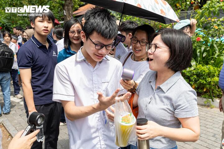 Rời phòng thi, em Trần Trọng Tùng vui vẻ chia sẻ với người thân rằng