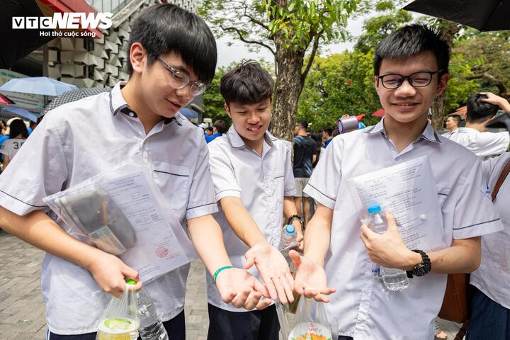 Thí sinh Hà Nội 'trúng tủ' Văn vào lớp 10, tự tin điểm 9, khoe viết bài 'đỏ cả tay' - 10