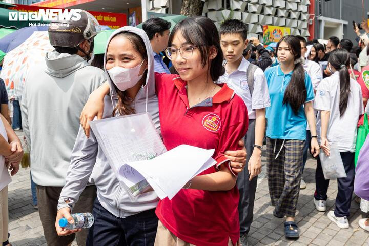 Thí sinh Hà Nội 'trúng tủ' Văn vào lớp 10, tự tin điểm 9, khoe viết bài 'đỏ cả tay' - 11
